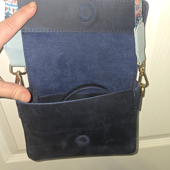 Portland Leather Beautiful Blue Metro Crossbody Bag - Picture 5 of 11